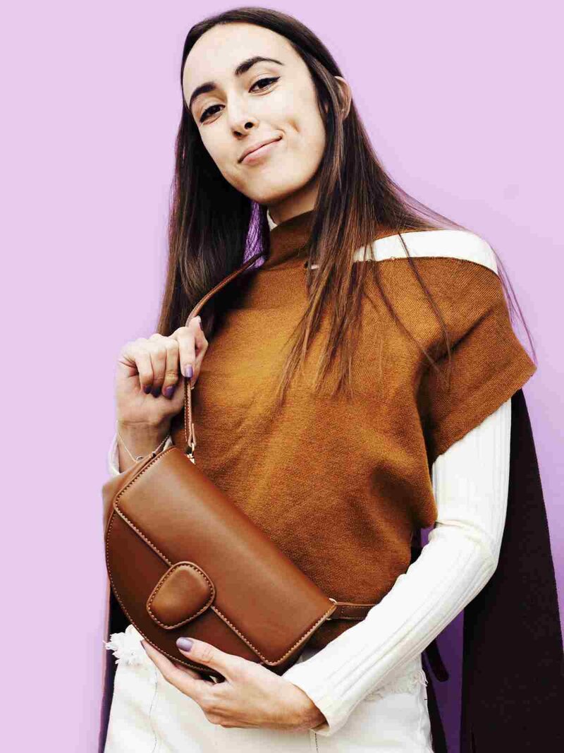 half moon brown con modelo