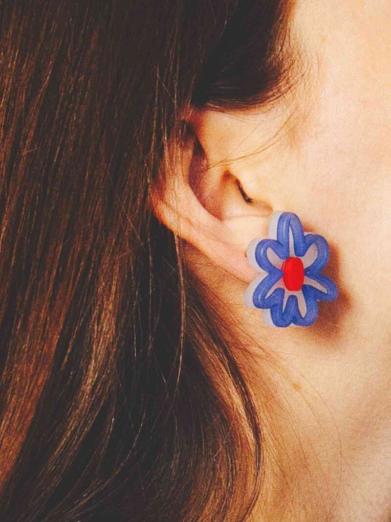 Pendientes Blue Bloom con modelo1