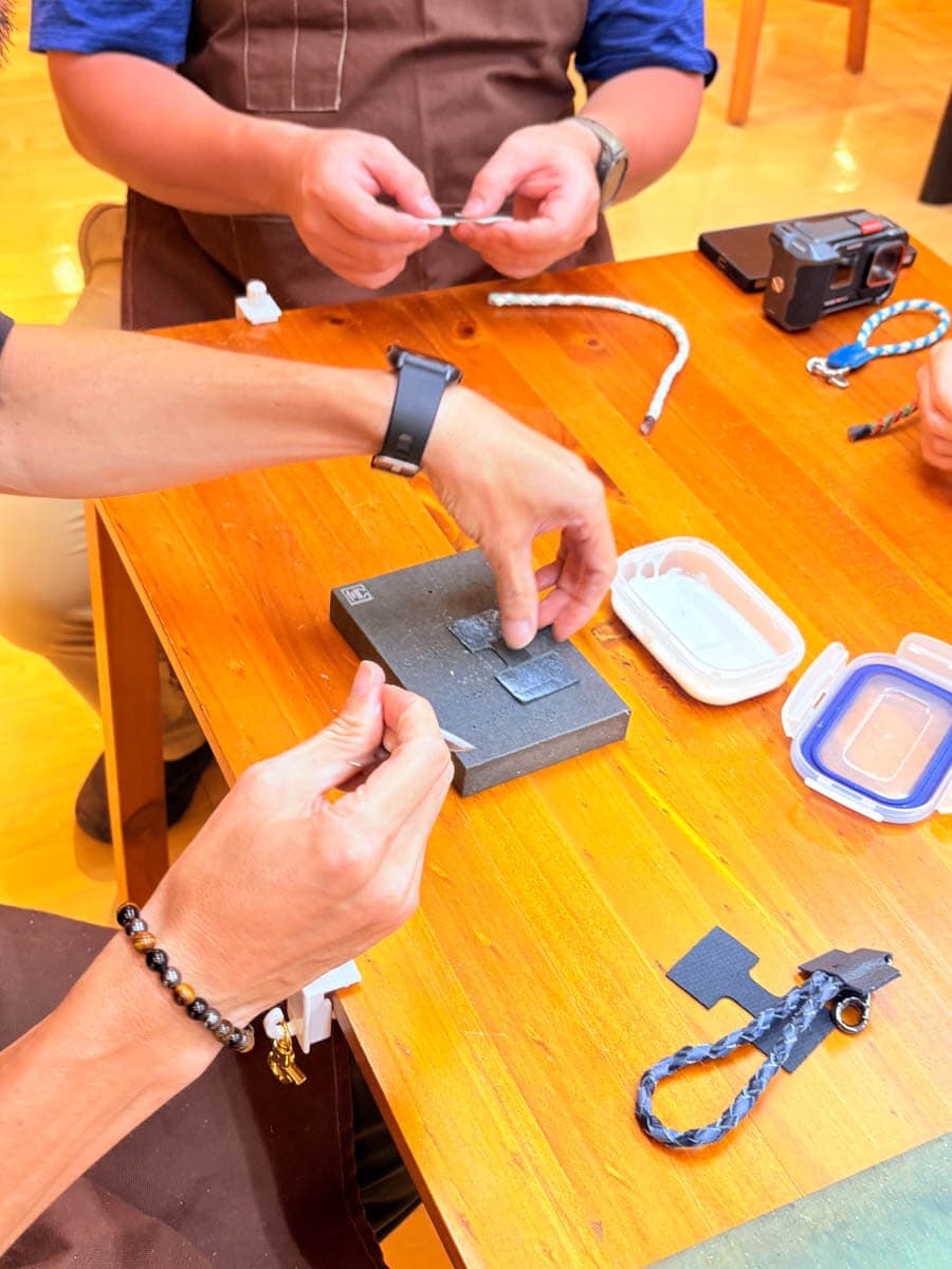 レザーストラップの革パーツを貼り合わせる工程