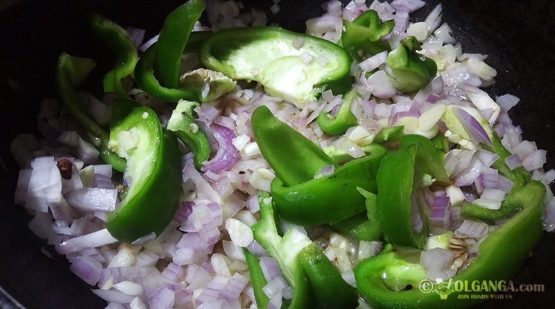 Frying onion, garlic, bellpepper for chilli potatoes