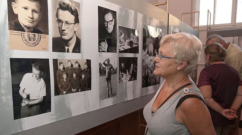 Eva Kodešová. Vernisáž výstavy Jan Císař – Gurmán života a divadla. Jiráskův Hronov 2021.