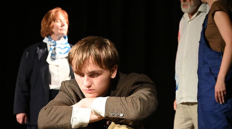 Loňský vítěz Českého FEMAD - SUMUS Praha, Saulius Šaltenis: Utíkej, smrtko, utíkej. Na snímku v popředí Tomáš Frýdl (Andrius). Foto Jaroslav Kodeš / Zdroj: Databáze českého amatérského divadla