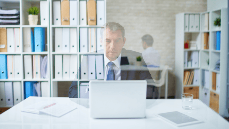 Homme au travail qui disparaît