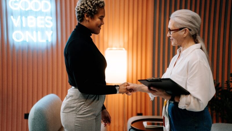 Candidate et recruteur en entretien d'embauche