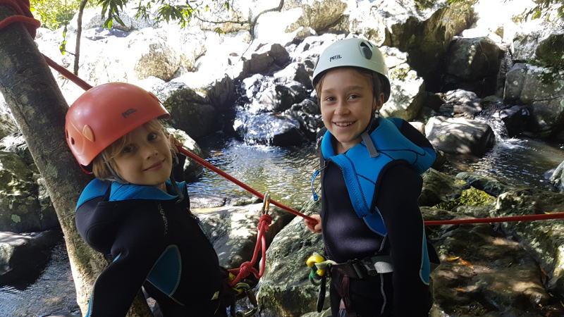 Activité canyoning avec des enfants à la Réunion. Activité canyoning avec des enfants à la Réunion.