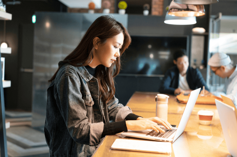 Eine junge Frau arbeitet an ihrem Laptop