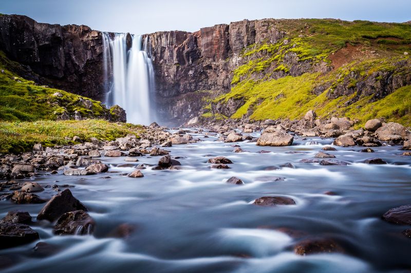 Vízesés Kelet-Izland fjordjában