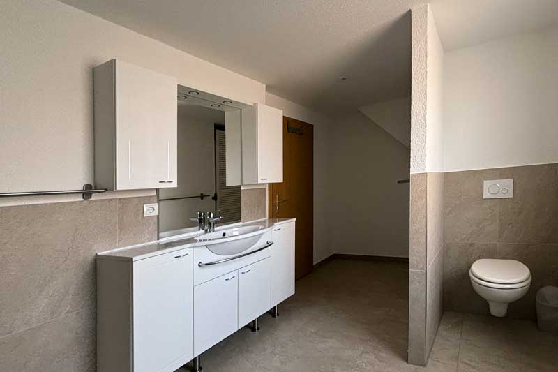 Vollansicht des Badezimmers mit Toilette in Ferienwohnung K9, KAHSA Apartments