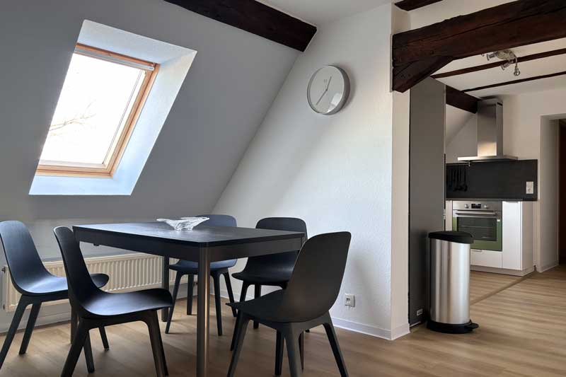 Blick vom Essbereich in die Küche der Ferienwohnung K9