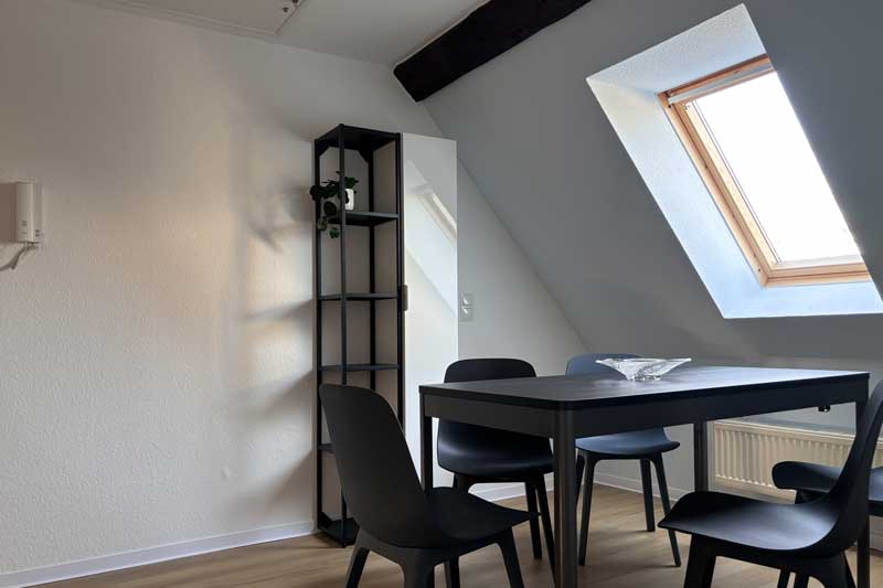 Detailaufnahme des Esstisches im Essbereich der Ferienwohnung K9