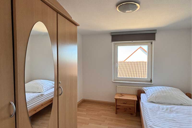 Gemütliches kleines Schlafzimmer mit Einzelbett in Ferienwohnung K9