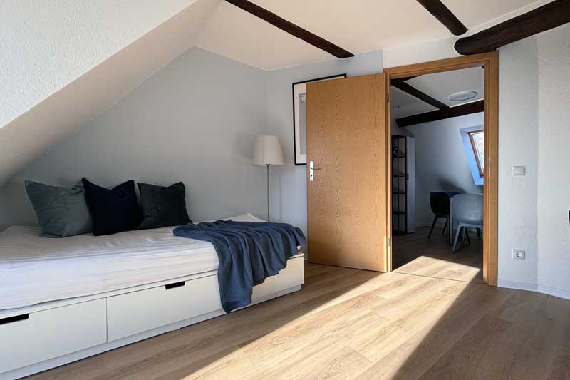 Blick vom Wohnzimmer zum Essbereich in Ferienwohnung K9