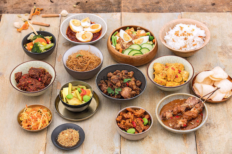 Indonesische rijsttafel op een salonboot