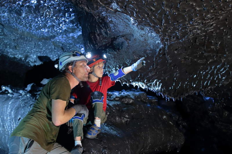 Visite d'un tunnel de lave à la Réunion.