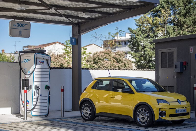 France,Toulouse, 2026-04-08. A Renault 5 electric car is parked next to an electric vehicle charging station in the parking lot of a Total service station. France,Toulouse, 2026-04-08. Une voitute Renaut 5 electrique est stationnee a cote de borne de rechargement pour vehicule electrique sur le parking d une station Tota (Photo by Frédéric Scheiber / Hans Lucas via AFP)