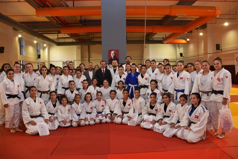 TÜRKİYE JUDO FEDERASYONU’NUN FAALİYET PROGRAMINDA YER ALAN YILDIZ KADIN MİLLİ TAKIM TEKNİK GELİŞİM KAMPI, MANİSA’NIN SALİHLİ İLÇESİNDE DEVAM EDİYOR.