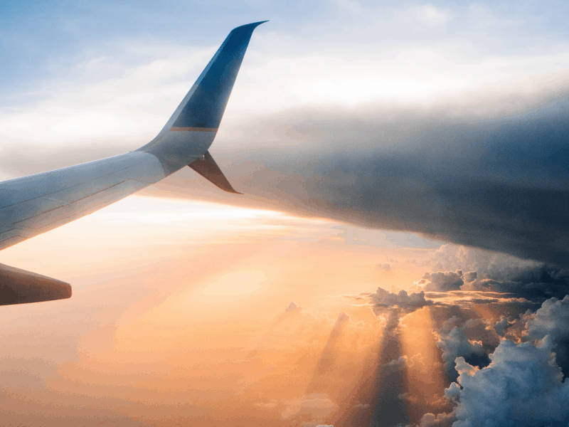 Vlucht vertraagd vliegtuig in de wolken