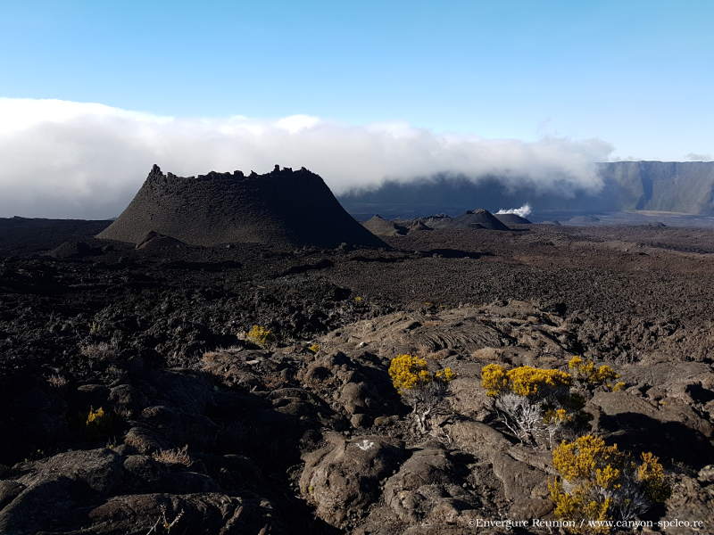 Randonnée au volcan à la Réunion, avec un guide.