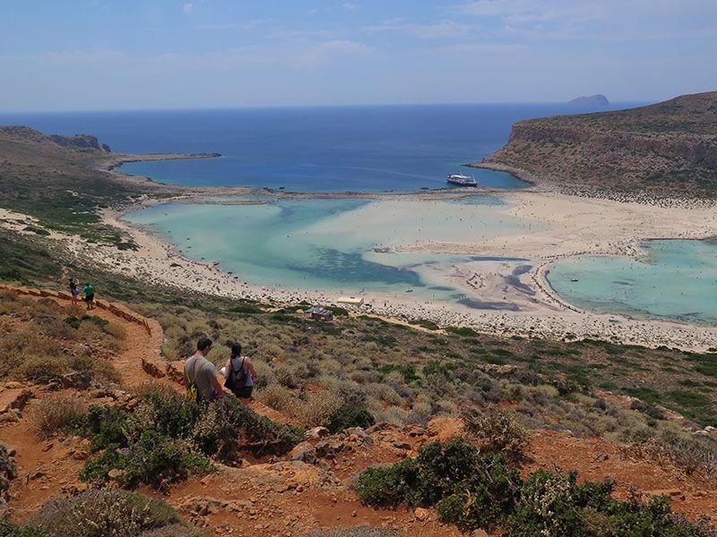Camino de bajada andando hasta la Playa de Balos