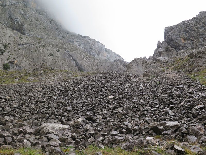 Terreno pedregoso de la Ruta del Cares