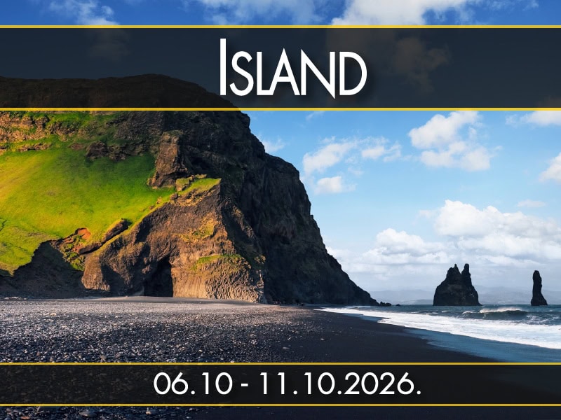 Crna plaža sa liticama i morskim stenama kod mesta Vik na Islandu