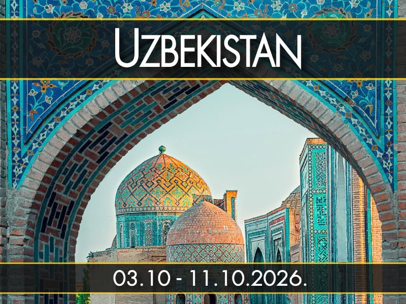 Tirkizne kupole i minaret vidljivi kroz ukrašeni kameni luk