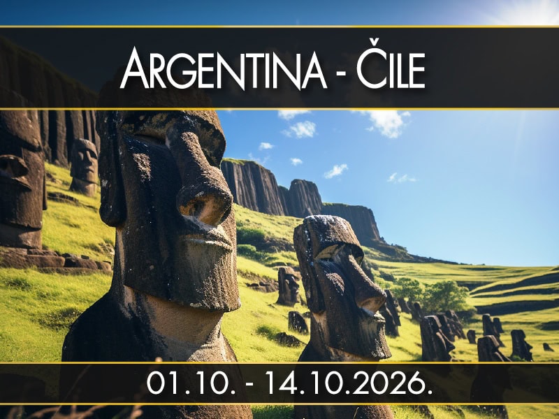 Kamene Moai statue na travnatom brdu na Uskršnjem ostrvu