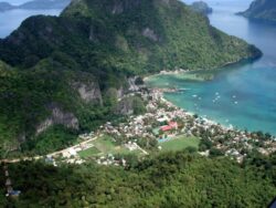 Filipini putovanje: pogled odozgo na gradić El Nido između krečnjačkih stena i zaliva