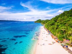 Filipini putovanje: pogled iz vazduha na belu plažu Borakaja sa bangka čamcima