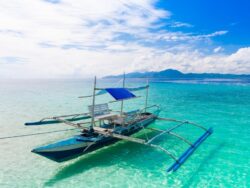 Filipini putovanje: tradicionalni bangka čamac u plitkoj tirkiznoj vodi