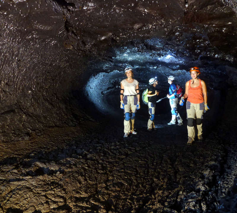Traversée d'un tunnel de lave à la Réunion.