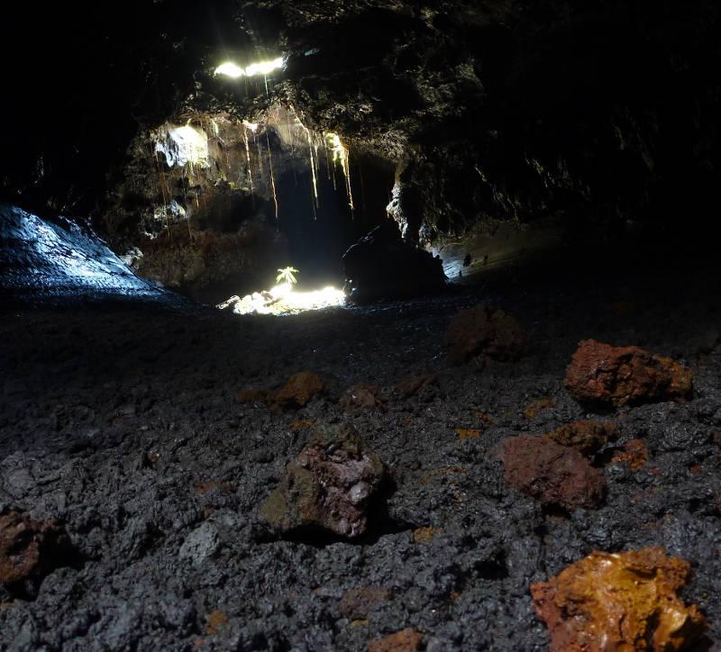 Dans le tunnel de lave à Sainte Rose, Réunion.
