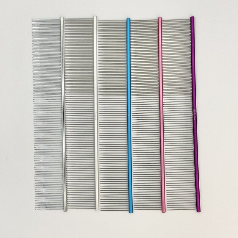 1mmの極細ピンが毛並みを整え、ふんわり立毛。カット専用コーム22cm