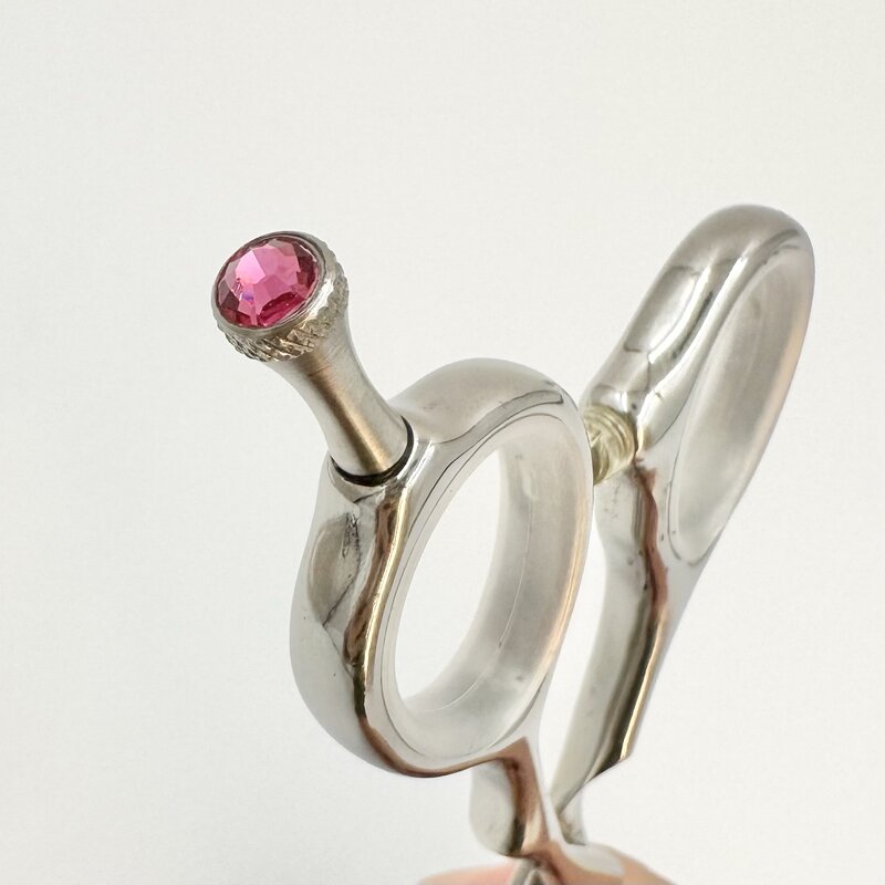 付け替えて可愛い♫　ラインストーンの小指かけ