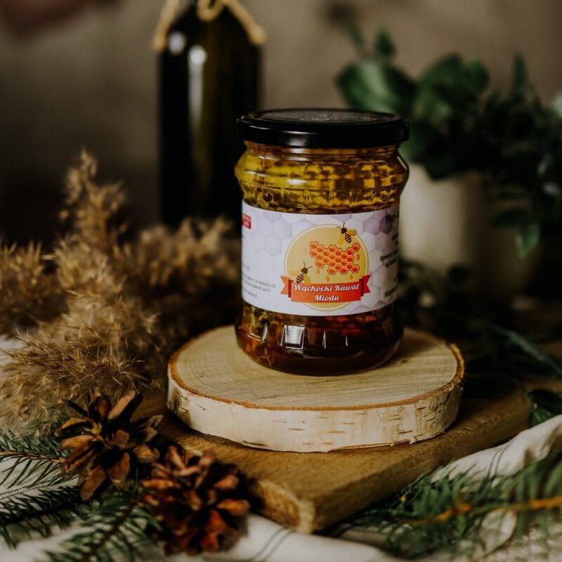Kawał miodu z Wąchocka 600g – naturalny plaster miodu zanurzony w miodzie akacjowym