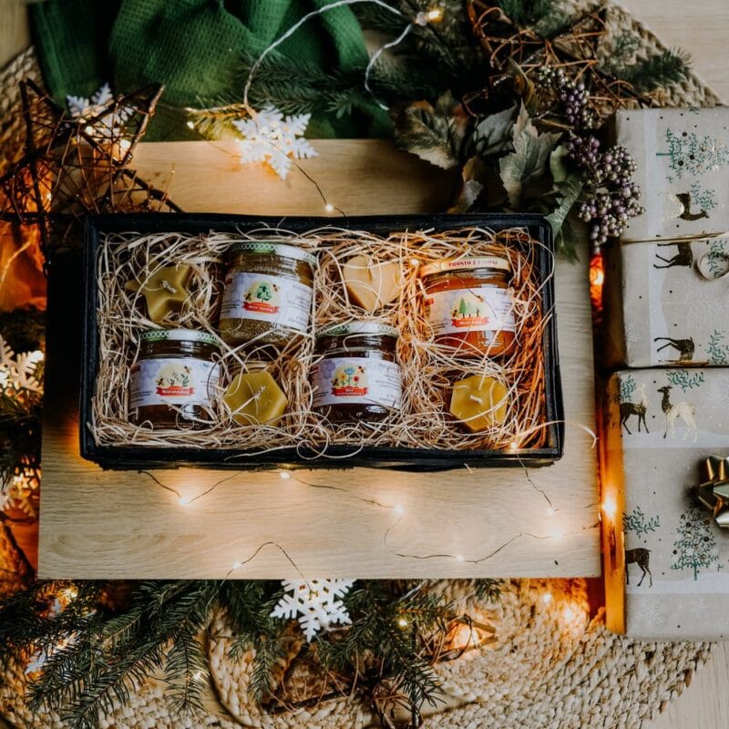 Zestaw miodów 4x250g ze świeczkami w czarnej łubiance