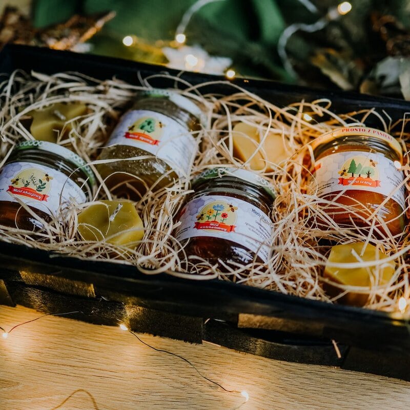 Zestaw miodów 4x250g ze świeczkami w czarnej łubiance