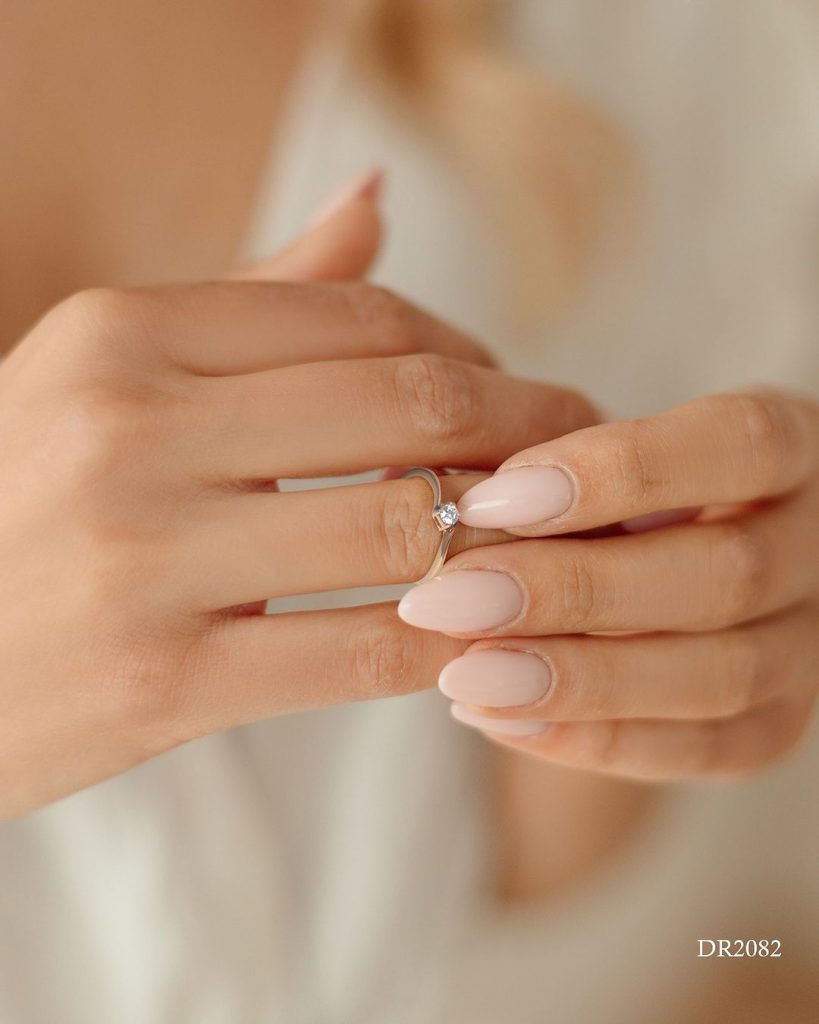 Cincin tunangan lamaran