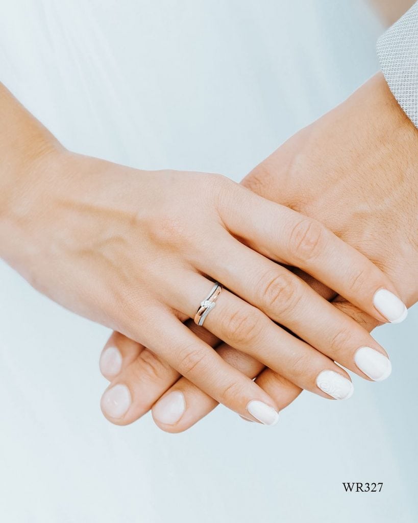 Cincin berlian di jari