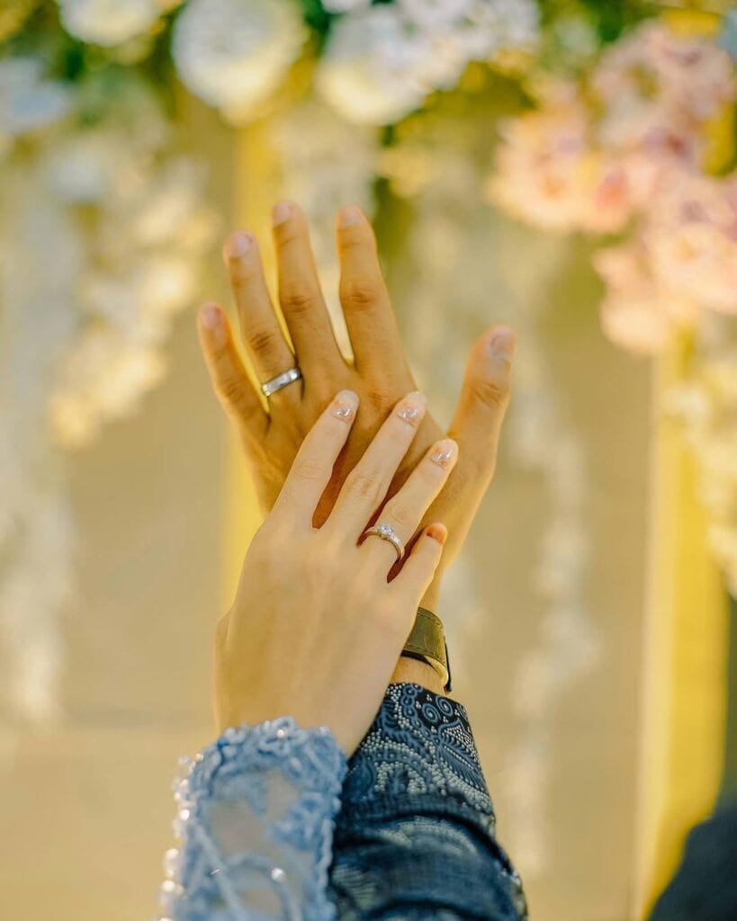 Cincin lamaran tunangan couple