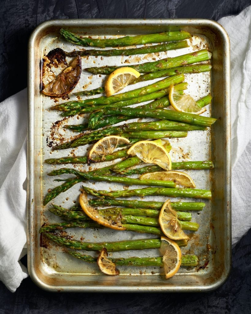 How to cook asparagus - asparagus roasted in a pan with lemon slices