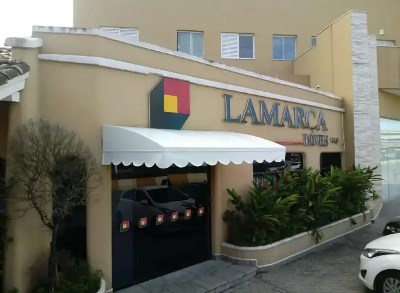 Toldo fixo em lona com bandô desenhado