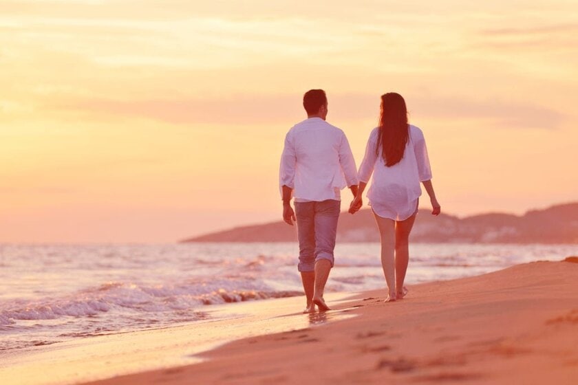 10 Amazing Summer Date Ideas for Men: Unforgettable Experiences to Enjoy with Your Partner 2 Couple Holding Hands