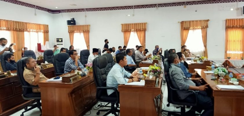 Suasana rapat di Gedung DPRD Natuna