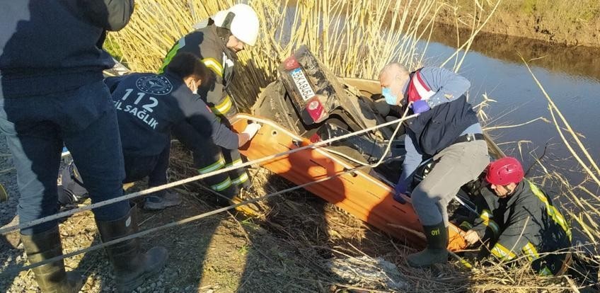 Dereye uçan aracın sürücüsü hayatını kaybetti