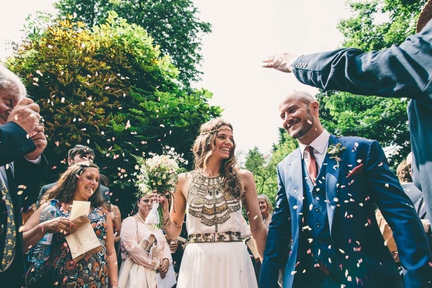 Mr and Mrs confetti photography