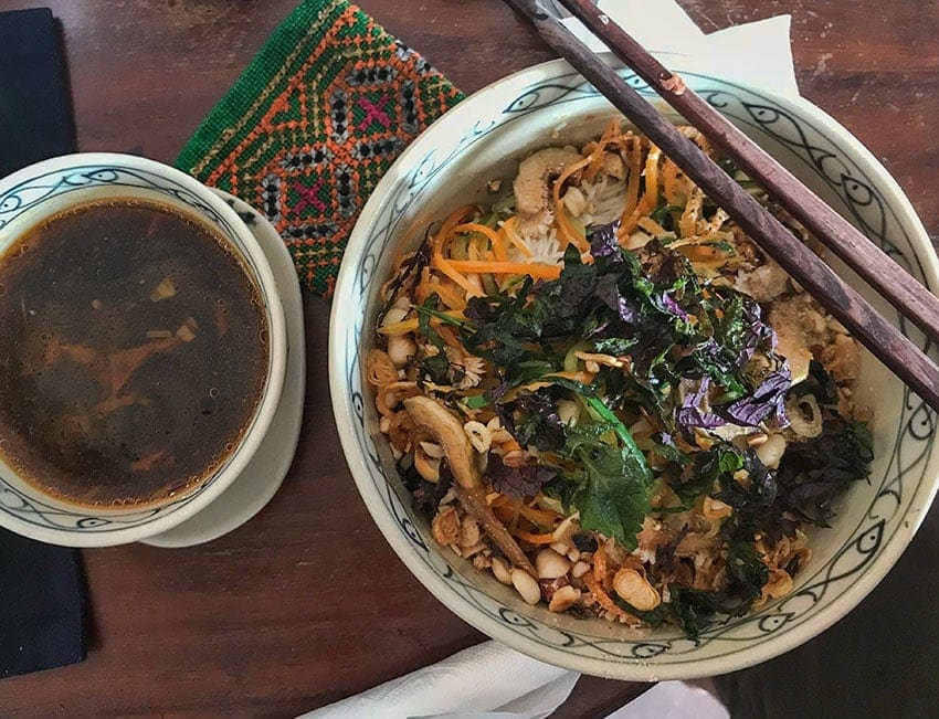 Cold noodles with greens