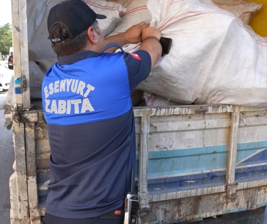 ESENYURT BELEDİYESİ ÇEVRE KİRLİLİĞİNİN ÖNÜNE GEÇMEK AMACIYLA KAÇAK DÖKÜMLERE YÖNELİK DENETİMLERİNİ ARTIRDI. KAÇAK DÖKÜME MÜDAHALE EDEN ZABITA EKİPLERİ EN ÜST SINIRDAN CEZAİ İŞLEM UYGULADI.