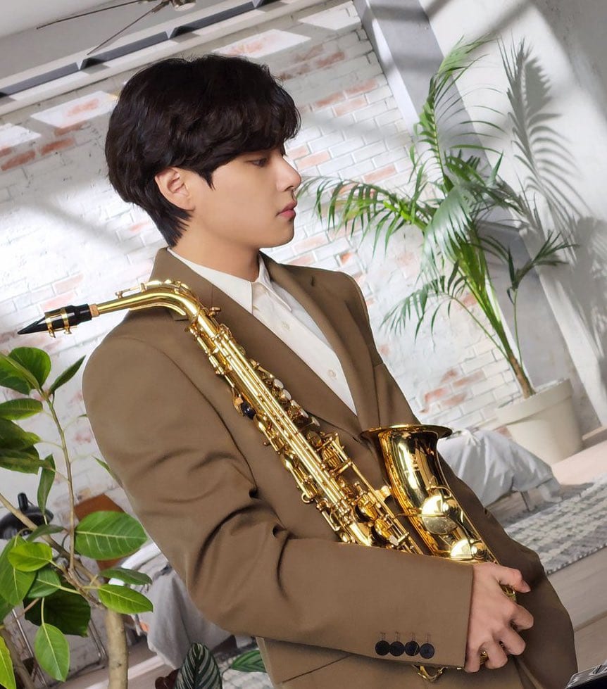 V BTS main saksofon dipuji Grammy