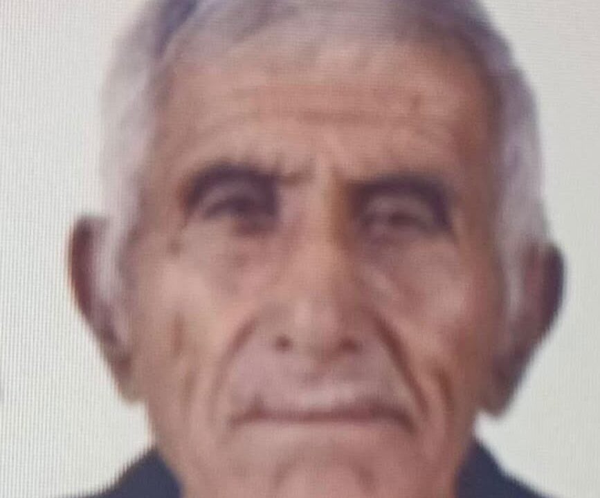 MANİSA’NIN SARIGÖL İLÇESİNDE KENDİSİNDEN HABER ALINAMAYAN 78 YAŞINDAKİ KADİR ÇAKIROĞLU, JANDARMA EKİPLERİNİN YÜRÜTTÜĞÜ ARAMA ÇALIŞMASI SONUCU KAYBOLDUĞU YERİN YAKLAŞIK 600 METRE İLERİSİNDEKİ SU DEPOSU ÇEVRESİNDEKİ KAYALIKLARDA ÖLÜ BULUNDU.